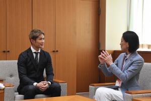 表敬訪問の歓談の様子です。