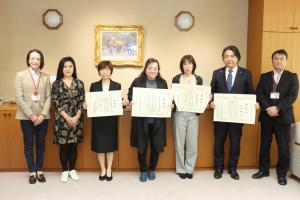 表敬訪問の記念写真です。受賞された方々と松下市長、紺清市民環境部長が一緒に写っています。