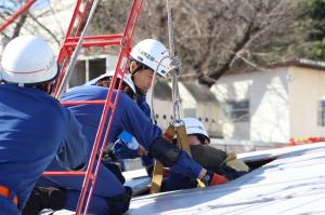 隊員が要救助者を救助している様子です。