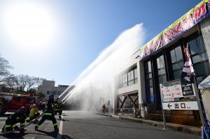 火災が起きたことを想定して、放水演技をしています。