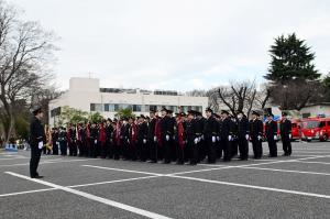 人員服装規律の点検のため、団員が並んでいます。