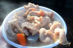 グランプリに輝いたもつ煮一番さんの「もつ煮丼」の写真です。たくさんの野菜とモツが入った煮込みが、ごはんの上にかかっています。