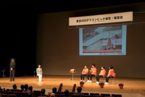 表彰・報告会後、デフリンピックの選手たちとトークショーを行う市長の写真です。