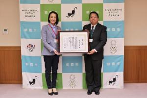 表敬訪問の記念写真です。賞状を手に受賞者と市長が写っています。