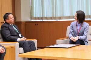 表敬訪問の歓談時の写真です。