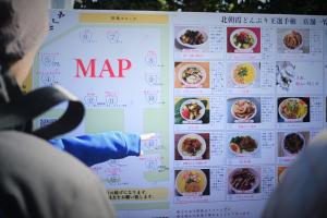 会場マップでどのどんぶりを食べるか選んでいる写真