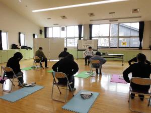 参加者が骨盤を動かしている写真