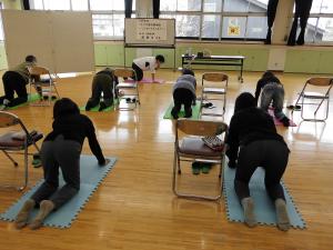 参加者がマットを使って胸椎可動