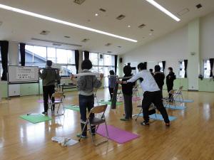 講師が参加者を指導している写真