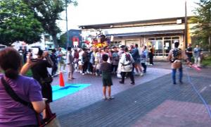 夏祭り会場内の神輿巡行