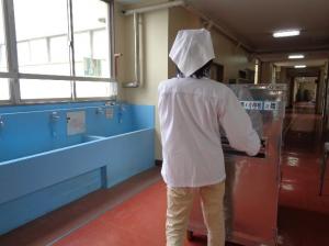 コンテナを運搬する様子