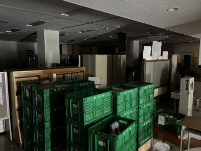 展示ギャラリーに備品を移動