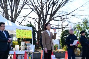 どんぶり王選手権で市長があいさつする様子の写真です。マイクを手に参加者の前に立ちあいさつを行っています。