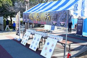 どんぶり王選手権の投票所の写真です。イベント用テントが立ち、投票所の看板が掲げられ、投票箱が置かれています。