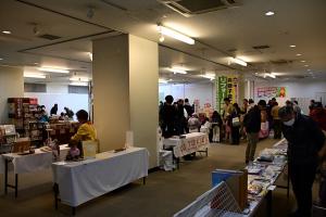 あさか産業フェアの様子です。１階にある展示ギャラリーで、市内の企業がブースを出展し、お客さんが見物しています。