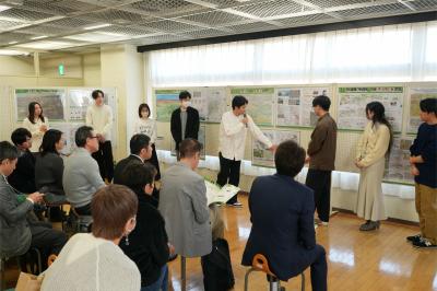 パネル展示の前には多くの方が足を止め、担当者からの説明を聞いていました。