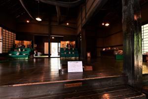主屋では、勇ましい鎧の兜など、さまざまな人形を展示しています。