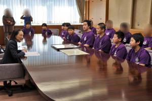 表敬訪問の様子の写真です。松下市長と連盟道場所属のこども力士の皆さんが、相撲の話題で懇談し盛り上がっています。