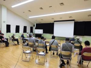 映画を見ている姿