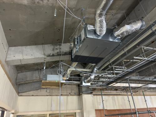 空調機や配管の写真
