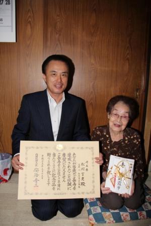 松村さんにお祝いのことばをかける市長