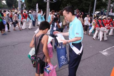 子どもに啓発物を渡す市長