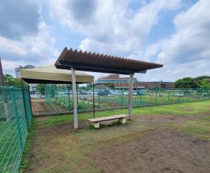 浜崎ドッグラン中・大型犬エリアに設置した日よけテントの画像
