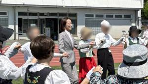 レクリエーションの集いの様子の写真です。市長が参加者と一緒にフォークダンスを踊っています。
