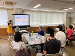 手鏡を見ながら、歯肉をチェック