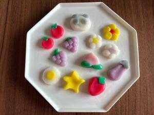お野菜やくだもの、パンダをかたどったカラフルな白玉です。
