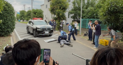 警察が取り押さえた様子