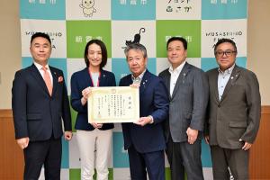 感謝状贈呈式の写真です。寄付団体の方と市長が賞状を手にして写っています。