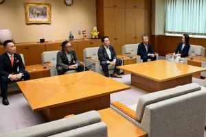 感謝状贈呈式の様子の写真です。寄付団体の方と市長が歓談しています。