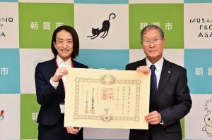 表敬訪問の記念写真です。市長と伊藤さんが瑞宝双光章の賞状を手にして写っています。