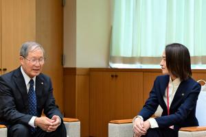表敬訪問の様子の写真です。伊藤さんと市長が歓談しています。