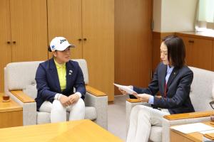 表敬訪問の様子の写真です。伊藤さんと市長が歓談しています。