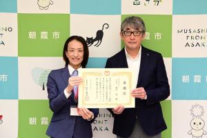 感謝状贈呈式の記念写真です。松下市長と日建総業株式会社の代表者が感謝状を手にして写っています。