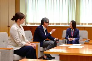 感謝状贈呈式の様子の写真です。参加者が椅子に座り談笑しています。