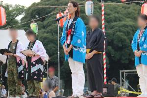 納涼大会のあいさつの写真です。壇上に松下市長が立ち、参加者へ向けあいさつを行っています。
