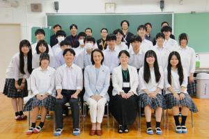 高校生ミーティングの記念写真です。市長と朝霞西高校の生徒等が笑顔で写っています。