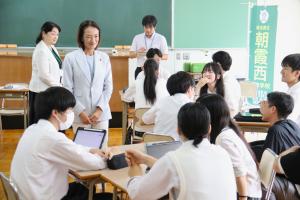 高校生ミーティングの様子の写真です。市長と朝霞西高校の生徒がテーブルをはさみ談笑しています。