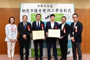 表彰式の記念写真です。松下市長と表彰を受けた事業者の代表者が賞状を手に笑顔で写っています。