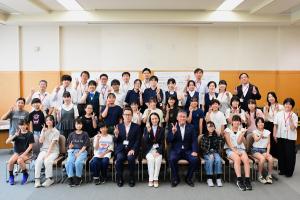 いじめ撲滅サミットの記念写真です。市長や教育長、参加した小・中学生が笑顔で写っています。