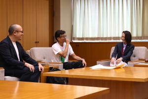 表敬訪問の様子の写真です。松下市長と朝霞駅前商店会の代表者2人が笑顔で談笑しています。