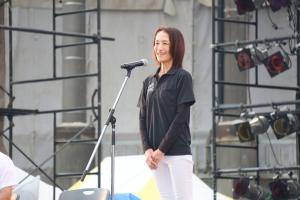 彩夏祭前夜祭のあいさつの写真です。北朝霞公園野球場に設置された特設ステージの上で、松下市長があいさつを行っています。