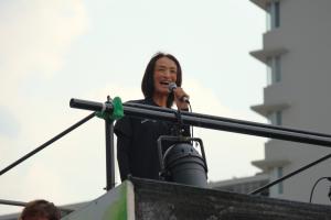 彩夏祭前夜祭のあいさつの写真の2つ目です。朝霞駅東口ロータリーに停まっているトラックの上から、松下市長があいさつを行っています。