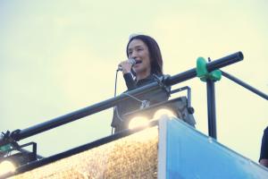 彩夏祭前夜祭のあいさつの写真の3つ目です。朝霞駅南口ロータリーに停まっているトラックの上から、松下市長があいさつを行っています。
