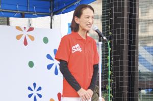 商工祭り内でのあいさつの様子です。市役所駐車場内の舞台の上であいさつを行っています。