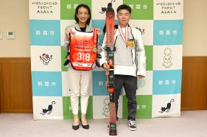 表敬訪問の様子の写真です。市長と、スキーウェアを着用した青柳選手がスキー板を持って笑顔で写っています。