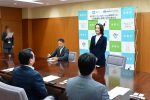 調印式の様子の写真です。参加者の前で市長があいさつを行っています。